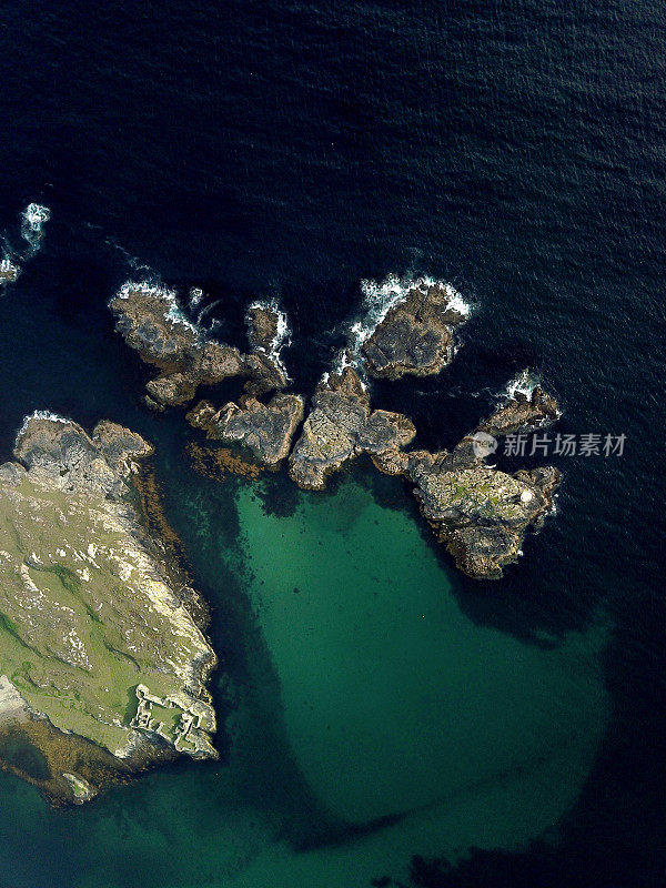 鸟瞰图的海岸线Inishbofin, Co. Galway。